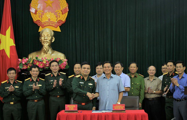 Thực hiện ký kết bàn giao khu đất quốc phòng tại phường Thành Tô và Tràng Cát, quận Hải An. Ảnh: UBTP
