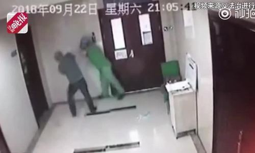 
Bac sĩ bị đ&aacute;nh.
