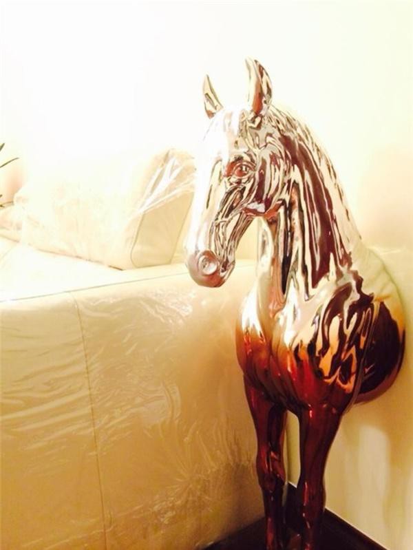
Vì tuổi ngựa nên Tuấn Hưng đặt 1 bức tượng tuổi của mình trong phòng khách.
