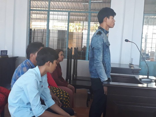 Bị cáo Kha (đứng) bị đề nghị mức án 6-9 tháng cải tạo không giam giữ. Ảnh: VÂN DU