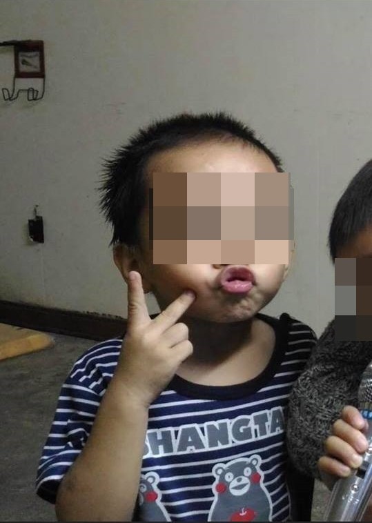 Theo lời họ h&agrave;ng, cậu b&eacute; n&agrave;y l&agrave; một đứa trẻ ngoan ngo&atilde;n v&agrave; rất đ&aacute;ng y&ecirc;u.
