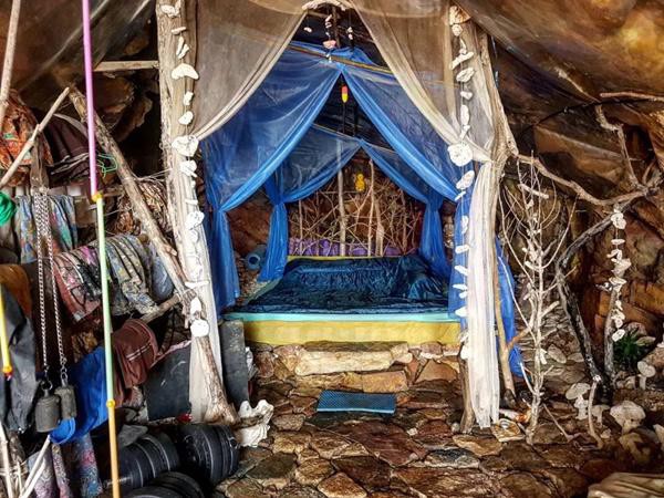 
Hang động nơi Chatupoom Losiri đang sống không quá to, được anh trang trí với đủ thứ phế liệu.
