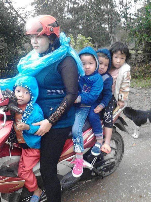 Suốt nhiều năm qua, cô Hương dùng xe máy chở học sinh tới lớp.