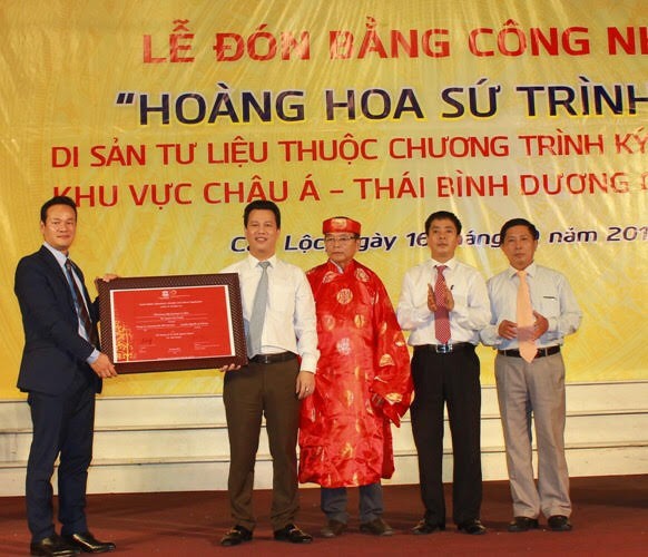 
Ông Mai Phan Dũng, Tổng thư kí UNESCO Việt Nam trao bằng công nhận cho lãnh đạo tỉnh Hà Tĩnh và đại diện dòng họ Nguyễn Huy
