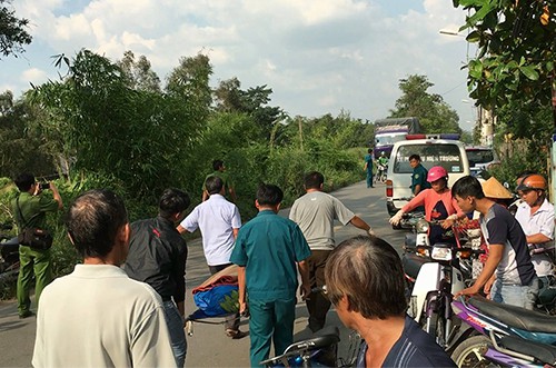 Cảnh s&aacute;t đưa thi thể nạn nh&acirc;n rời hiện trường. Ảnh: Sơn Ho&agrave;.