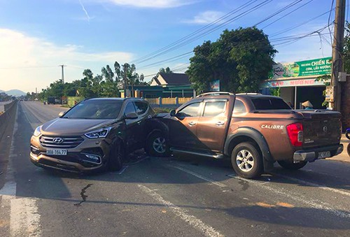 Chiếc Santa Fe do Tuấn điều khiển bị xe bán tải tông vào hông. Ảnh: Diệu Linh