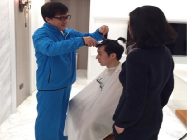 Thành Long tự tay cắt tóc cho con trai.