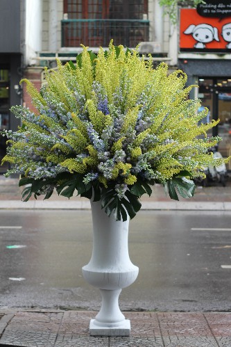 Bình hoa có chiều cao trên 2m. Ảnh: Flowerbox.