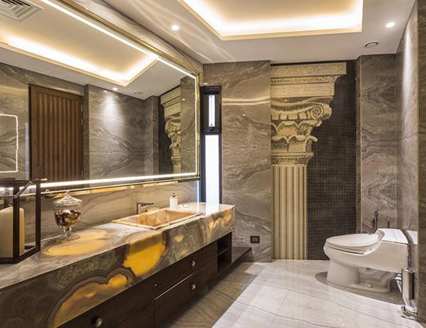 
Không gian phòng tắm rộng thoáng với bàn thạch anh, tường ốp đá có văn hoa cổ điển
