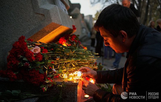 Người Nga đặt hoa tưởng nhớ các nạn nhân. Ảnh: RIA