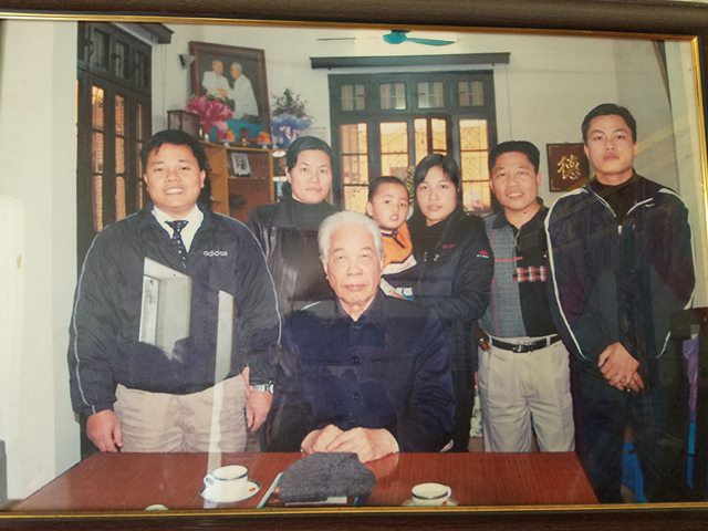 
Nguyên Tổng Bí thư Đỗ Mười chụp ảnh lưu niệm cùng gia đình.
