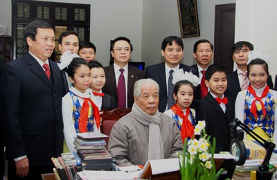 Ban Bí thư Trung ương Đoàn TNCS Hồ Chí Minh tới thăm và chúc tết Nguyên Tổng Bí thư Đỗ Mười vào năm 2012