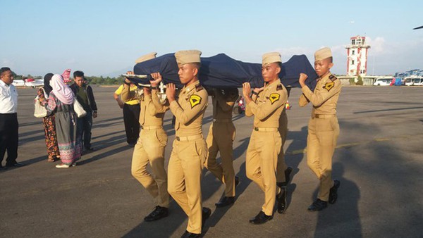 
Agung đã hy sinh tính mạng để cứu sống mọi người.
