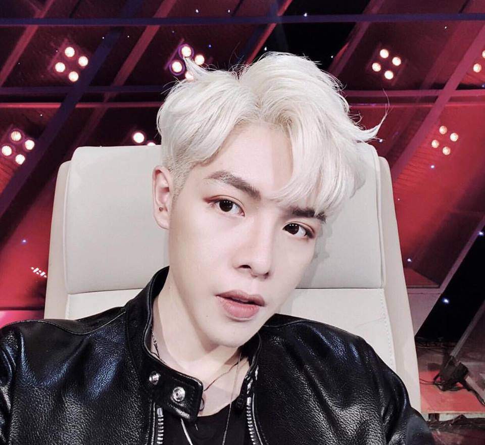 Để che khuyết điểm cho da, Đức Ph&uacute;c thường phải apply lớp phấn d&agrave;y cộm l&ecirc;n mặt. Do đ&oacute;, kh&ocirc;ng &iacute;t lần ch&agrave;ng trai đ&atilde; bị cư d&acirc;n mạng ch&ecirc; bai bởi gương mặt trắng bệch thiếu tự nhi&ecirc;n.