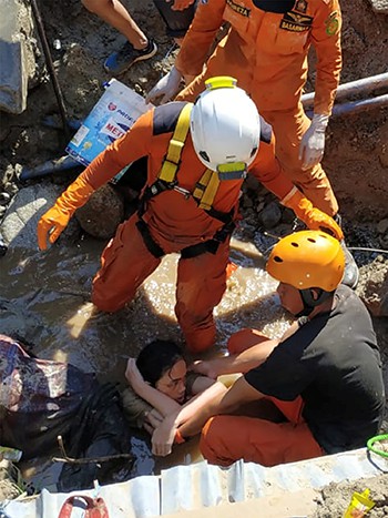 Các nhân viên cứu hộ giải cứu Nurul Istikharah hôm qua. Ảnh: Reuters