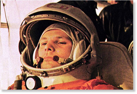 Yuri Gagarin trước khi phóng phi thuyền Vostok-1 vào ngày 12/4/1961.