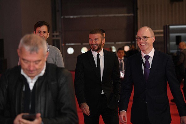 Ít phút trước khi sự kiện bắt đầu, danh thủ David Beckham đã có mặt tại Paris Motor Show. Beckham nổi tiếng là một tay chơi xe sành sỏi với bộ sưu tập hàng loạt những mẫu xe đắt tiền từ Rolls-Royce, Bentley cho đến Range Rover hay siêu xe thể thao của Lamborghini hay Ferrari. Anh là khách mời của VinFast trong sự kiện lần này. Ảnh: VnExpress