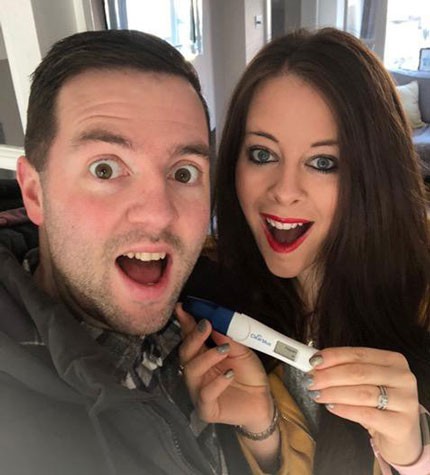 
Đ&ocirc;i vợ chồng vui mừng khi biết mang tam thai. Ảnh: The Sun.
