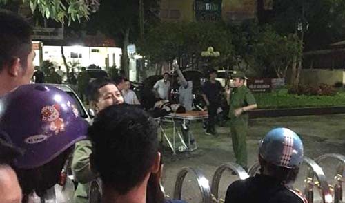 
Cảnh sát có vũ trang được điều động đến vãn hồi trật tự tại Bệnh viện Đa khoa TP Thanh Hoá đêm 18/10. Ảnh: Lam Sơn.
