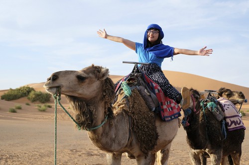 Chị Nguyệt Minh trải nghiệm cưỡi lạc đà ở Morocco. Ảnh: NVCC