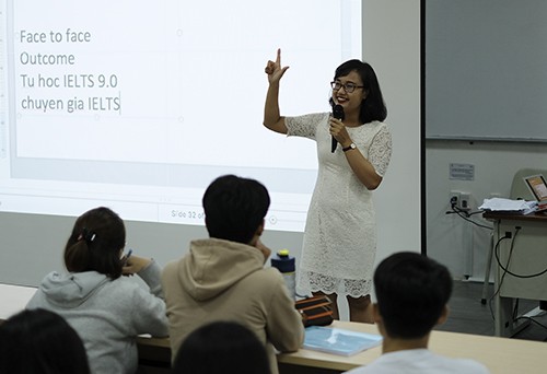 Chị Nguyệt Minh trong buổi nói chuyện về Phương pháp học ngoại ngữ với 200 sinh viên ở TP HCM. Ảnh: NVCC