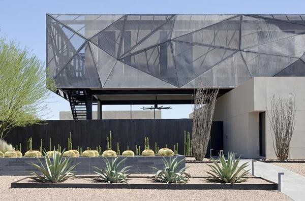 
Được hoàn thiện vào năm 2011 tại địa danh nổi tiếng Las Vegas (Mỹ), Tresarca House nổi lên giữa biển cát sa mạc với đường nét hiện đại, sang trọng.
