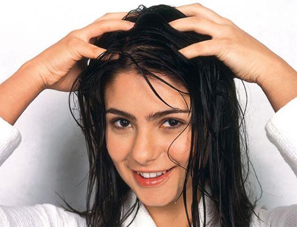 
Gội đầu với loại dầu gội bạn thường dùng, xả nước sạch, rồi gội đầu tiếp bằng 1/4 tách giấm. Cuối cùng bạn chỉ cần xả lại bằng nước sạch và mái tóc của bạn sẽ luôn suôn mượt, bồng bềnh.
