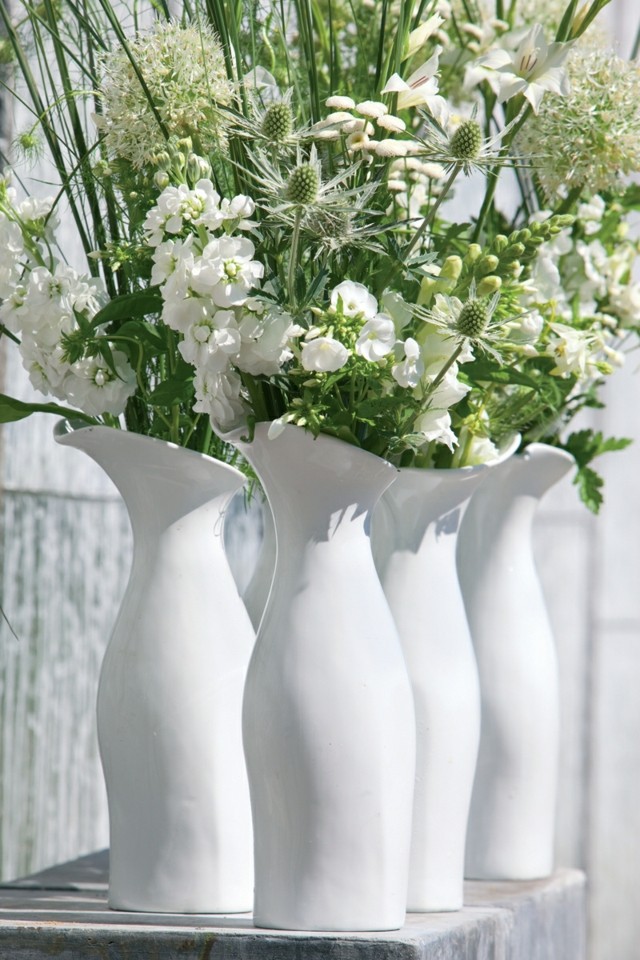 
Cắm hoa dại vào bình trắng là cách tuyệt vời nhất để tôn lên vẻ đẹp dung dị và đáng yêu của những loài hoa này.
