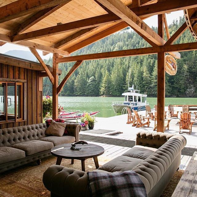 
Không gian sinh hoạt chung được bố trí sofa êm ái, màu sắc đơn giản với tầm nhìn hướng ra bên ngoài.
