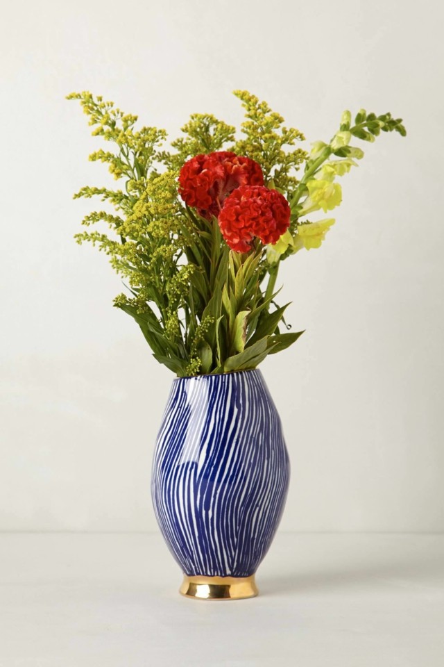 
Với những bình hoa họa tiết, bạn nên cắm hai tông màu hoa để góc nhỏ đẹp dịu dàng và nổi bật.
