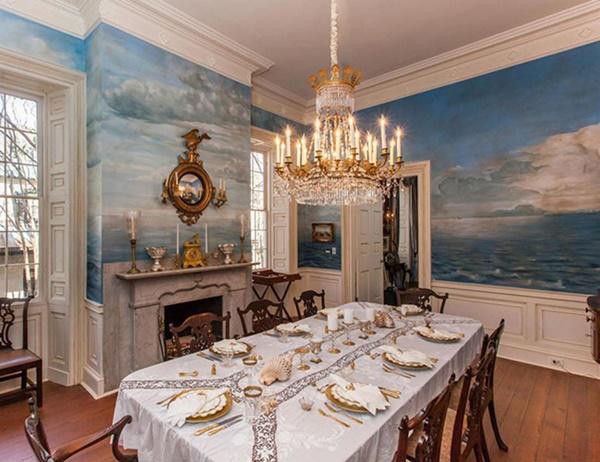 
Các bức tường của phòng ăn được vẽ bằng tay với bức tranh lấy cảm hứng từ Cảng Charleston
