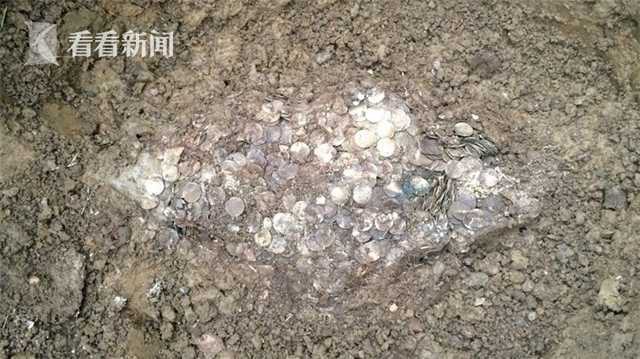 
Hơn 5.000 đồng xu cổ đã được phát hiện ở Aylesbury, Buckinghamshire

