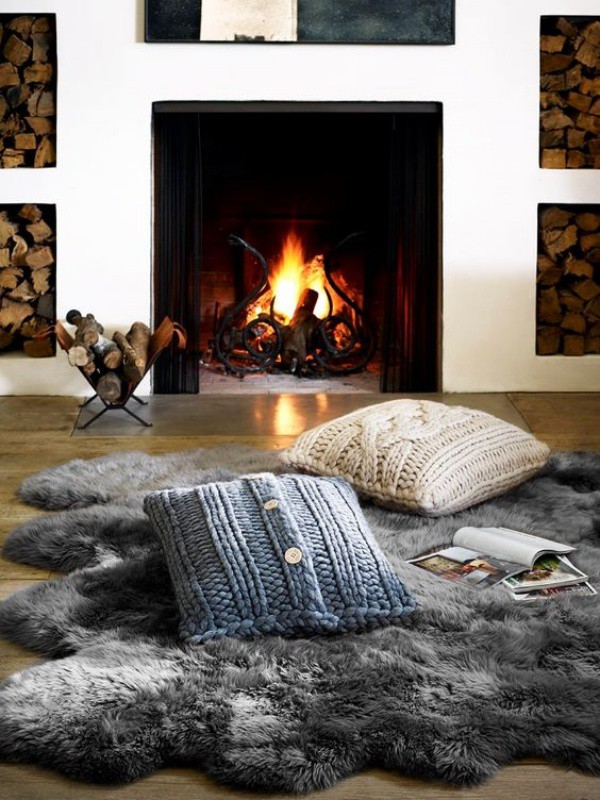 
Tấm thảm giả lông thú được đặt phía dưới nơi thường ngồi đọc sách giúp ngôi nhà nhỏ thêm xinh và ấm hơn trong mùa đông.
