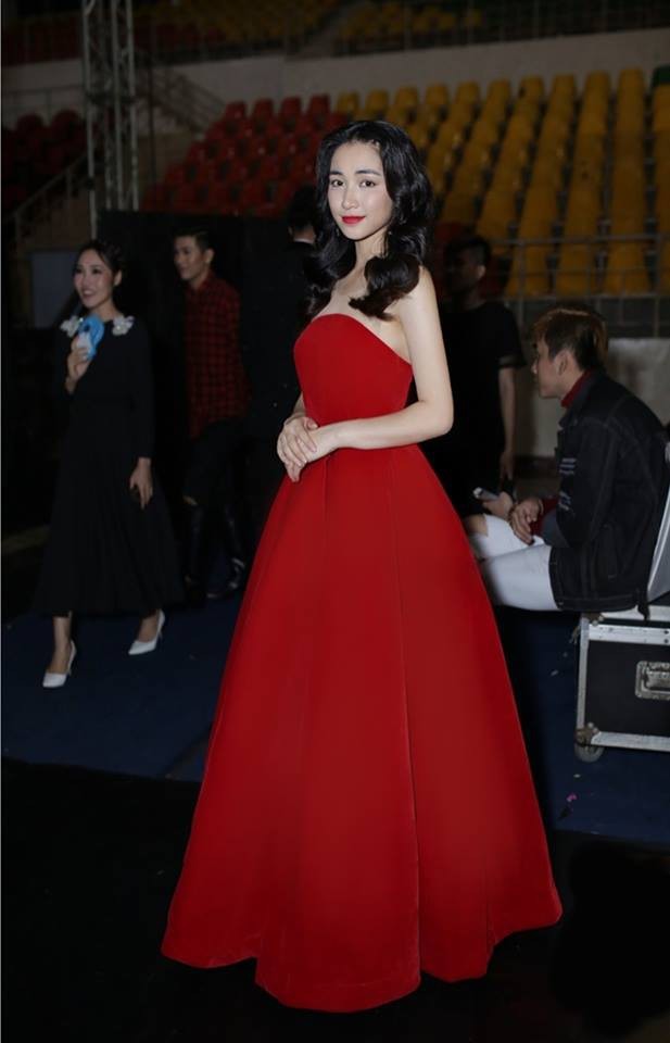 Khi tham gia chương trình Cặp đôi hoàn hảo, Hòa Minzy đã diện mẫu đầm đỏ dáng xòe này lần đầu. Cô chọn kiểu tóc uốn xoăn sóng nước lọn to và đi kèm là phụ kiện khuyên tai dài.