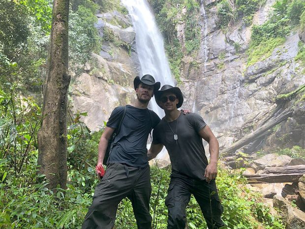 Ian Wilson (phải) và anh trai Jack cùng tham gia hành trình tìm kiếm máy bay MH370 trong rừng rậm Campuchia. Ảnh: Daily Star.