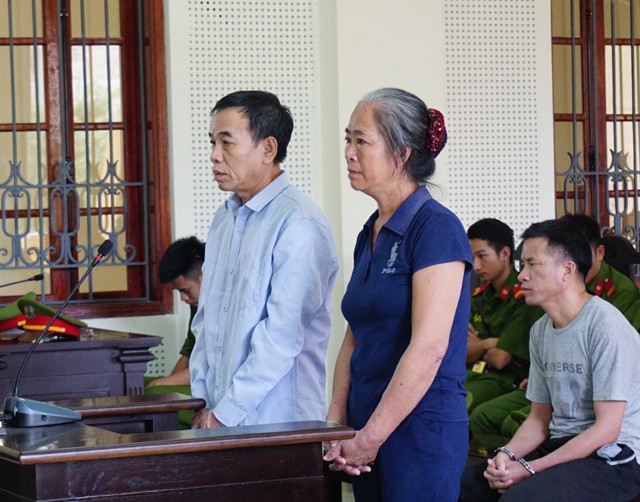 Bị cáo Kha Văn Ngọc và Lô Thị Thuyên tại phiên tòa.