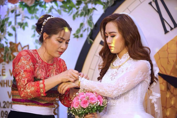 
Cô dâu Hà Nhung nhận quà cưới từ mẹ.
