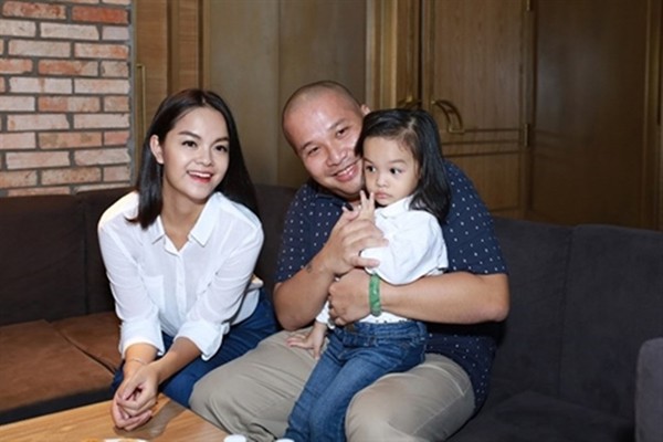 
Gia đình hạnh phúc của Phạm Quỳnh Anh và Quang Huy.
