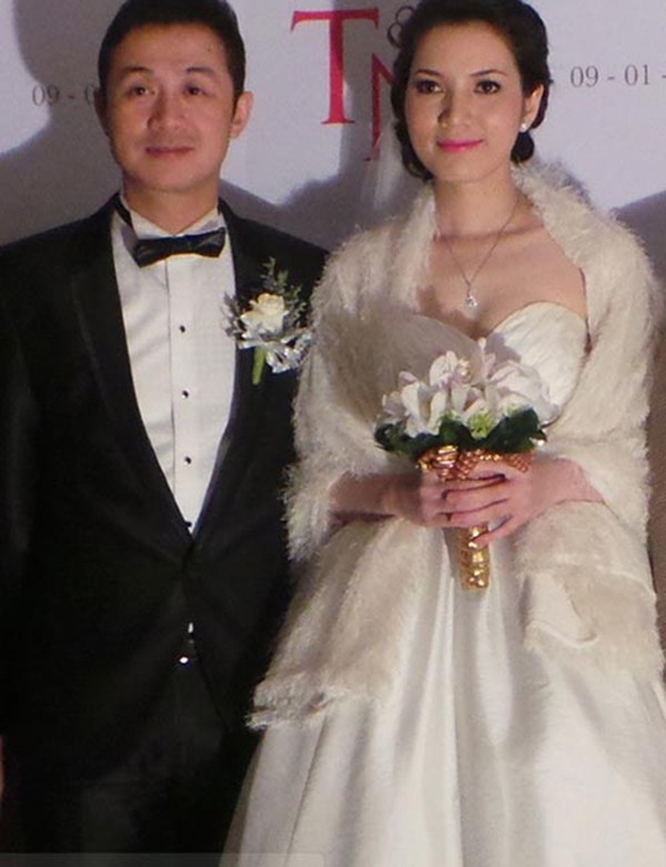Khoảnh khắc hạnh phúc trong ngày cưới của MC Trò chơi âm nhạc Anh Tuấn và bà xã xinh đẹp.