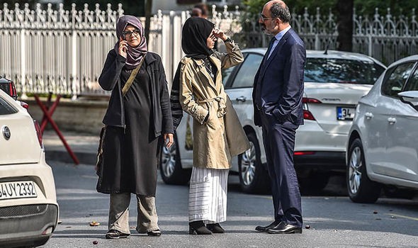 B&agrave; Hatice Cengiz (cầm điện thoại) lo lắng về số phận của nh&agrave; b&aacute;o Jamal Khashoggi.