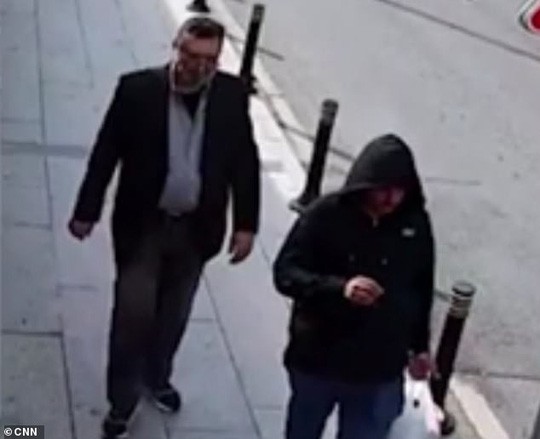 Hình ảnh CCTV cho thấy một người đàn ông (trái) đeo râu giả và mặc quần áo, đeo kính của nhà báo Jamal Khashoggi rời khỏi Lãnh sự quán Ả Rập Saudi tại Istanbul. Ảnh: CNN