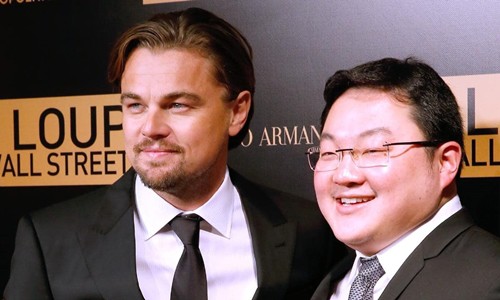 Jho Low (phải) và diễn viên Leonardo DiCaprio tại buổi ra mắt phim ở Paris năm 2013. Ảnh: Australian.