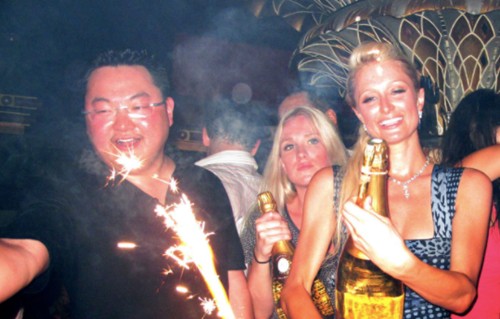 Jho Low (trái) và Paris Hilton (đứng bên cạnh) trong một bữa tiệc ở Pháp năm 2010. Ảnh: WENN.
