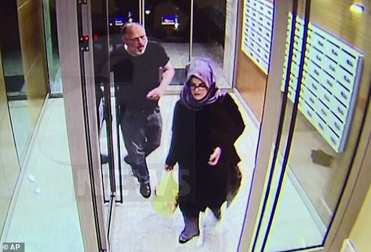 Hình ảnh CCTV cho thấy ông Jamal Khashoggi cùng vị hôn thê Hatice Cengiz tại một căn hộ ở Istanbul, chỉ vài giờ trước khi ông biến mất ở Lãnh sự quán Ả Rập Saudi. Ảnh: AP