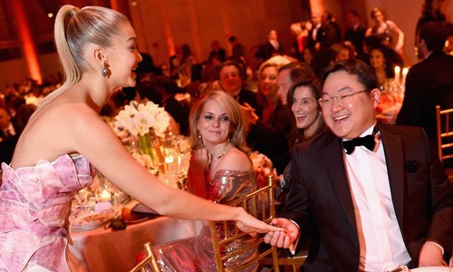 Jho Low (phải) nắm tay người mẫu Gigi Hadid tại bữa tiệc ở New York th&aacute;ng 10/2014. Ảnh: Gabrielles Angel Foundation.