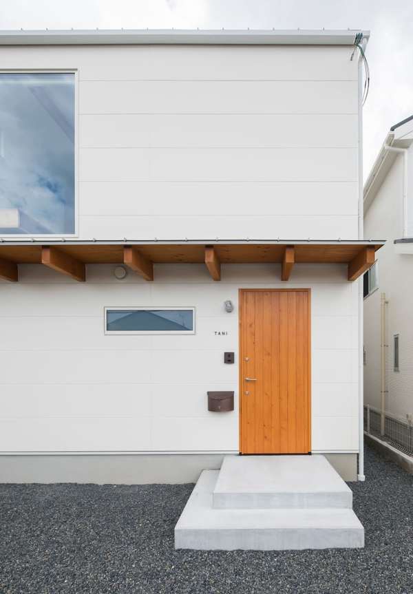 Theo Treehugger, thông thường, khi nói đến nhà Nhật, chúng ta nghĩ ngay đến những ngôi nhà nhỏ, bên trong gần như không có đồ đạc gì, trang thiết bị nội thất luôn ở mức tối giản. Nhưng ngôi nhà do kiến trúc sư Sumiou Mizumoto (Văn phòng thiết kế Alts) thực hiện năm 2018 lại là một ngoại lệ, chỗ nào trong nhà cũng được tận dụng để chứa đồ.