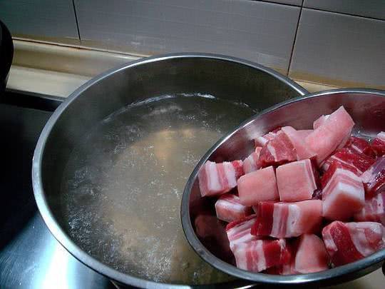 - Đầu tiên, thịt lợn mua về rửa thật sạch với nước, sau đó cắt thành từng miếng nhỏ và tiếp tục ngâm trong nước muối loãng khoảng vài phút. Làm vậy có thể loại bỏ được tạp chất và máu vẫn còn trong thịt lợn. Lưu ý là không được sử dụng nước nóng, bởi vì nó sẽ khiến vi khuẩn sinh sôi và còn làm ảnh hưởng nghiêm trọng đến hương vị của thịt.