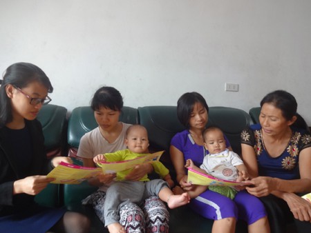 
Cán bộ dân số truyền thông giảm thiểu mất cân bằng giới tính khi sinh tại TP Ninh Bình. Ảnh: TL
