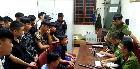 Công an làm việc với nhóm học sinh.