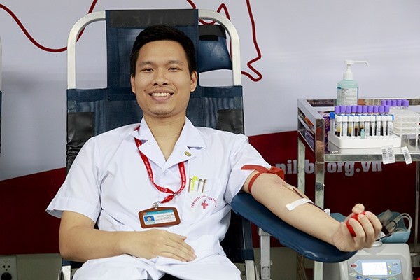 
ThS.BS Nguyễn Bá Khanh hiến máu. Ảnh: Công Thắng
